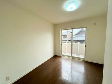 「2階南西側洋室」約6.1帖。南向きなので日当たり良好です。