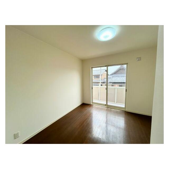 「2階南西側洋室」約6.1帖。南向きなので日当たり良好です。