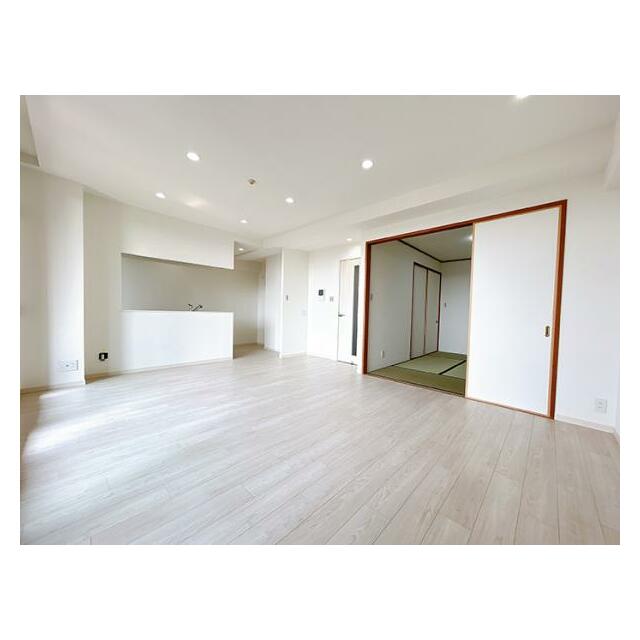 「LDK」別角度の写真です。日当たりがよく、キッチンと和室にも光が入ります。