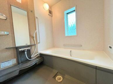 「浴室」クリーニング済み。グレーの配色がオシャレです。