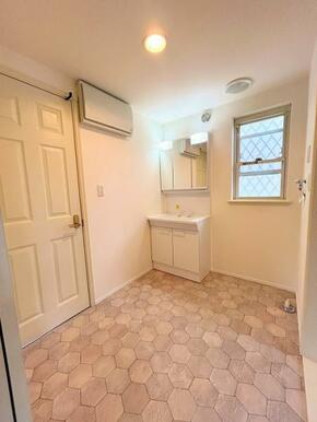 「脱衣所」洗面台交換、クッションフロア張替え済み。白を基調とした配色にクッションフロアがアクセントになっています。