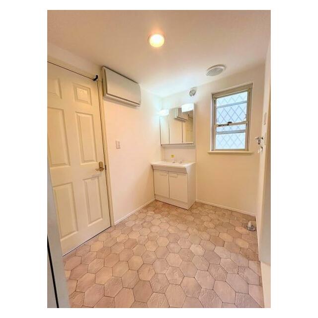 「脱衣所」洗面台交換、クッションフロア張替え済み。白を基調とした配色にクッションフロアがアクセントになっています。