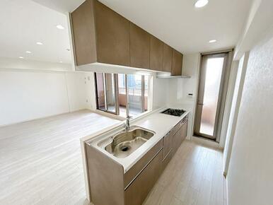 「キッチン」カウンターキッチンになっており、吊戸棚をコンパクトに抑え、見晴らしを広げています。