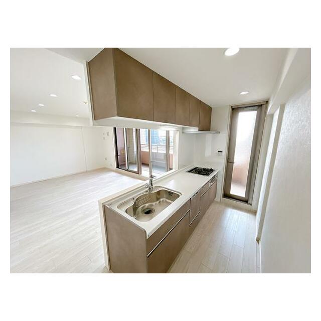 「キッチン」カウンターキッチンになっており、吊戸棚をコンパクトに抑え、見晴らしを広げています。