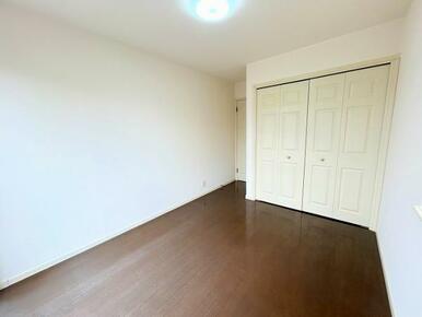 「2階南東側洋室」約5.7帖。約1畳分のゆったりとしたサイズのクローゼット付き。