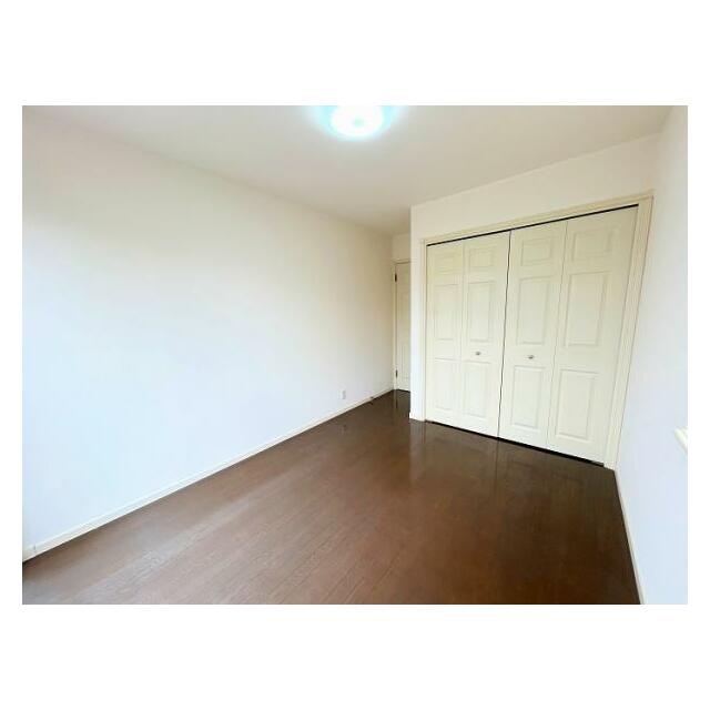 「2階南東側洋室」約5.7帖。約1畳分のゆったりとしたサイズのクローゼット付き。