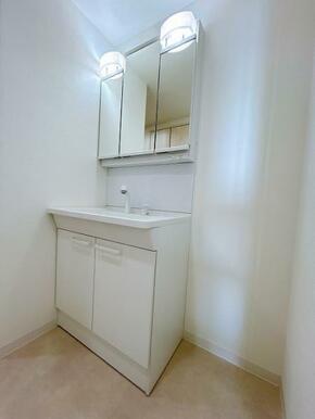 「洗面台」新品交換済み。コンセントと照明がございます。