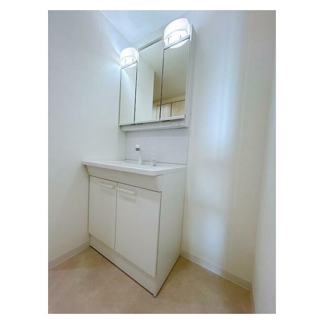 「洗面台」新品交換済み。コンセントと照明がございます。