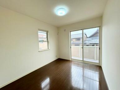 「2階南東洋室」約5.7帖。クロス張替え済み