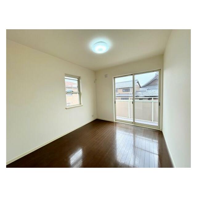 「2階南東洋室」約5.7帖。クロス張替え済み