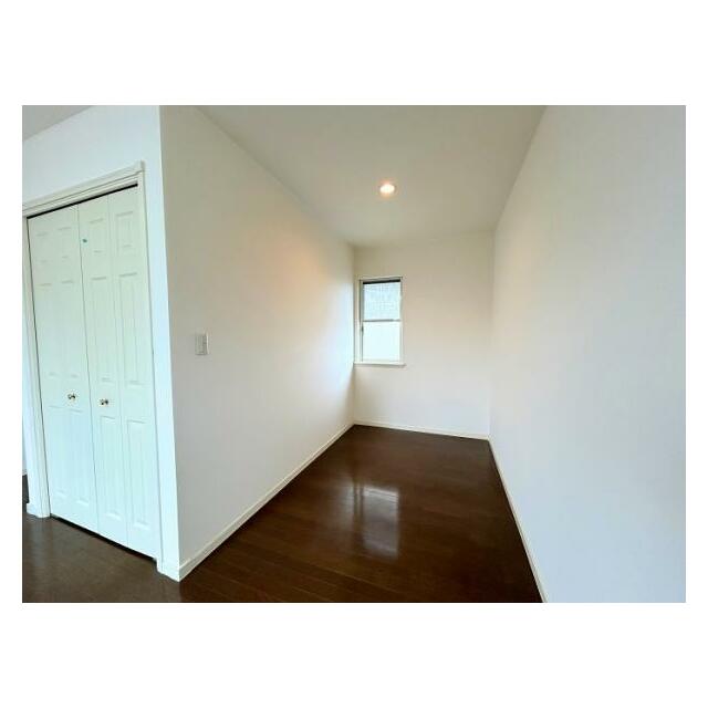 「2階北側洋室」北西側のスペースはデスクを置いたり、収納に使ったりとレイアウトが楽しめます。