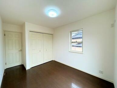 「2階南東側洋室」約5.7帖。クローゼット付き