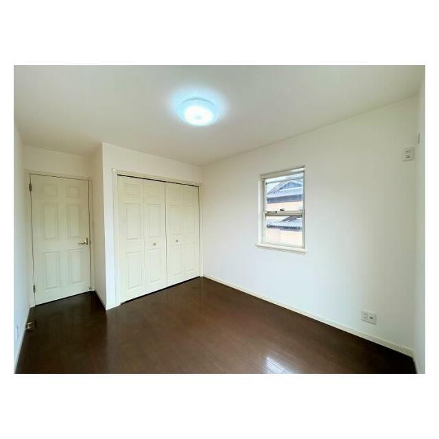 「2階南東側洋室」約5.7帖。クローゼット付き