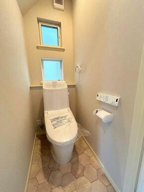 「1階トイレ」ウォシュレット付きトイレは新規交換済み。クロス・クッションフロアも貼り替えました。