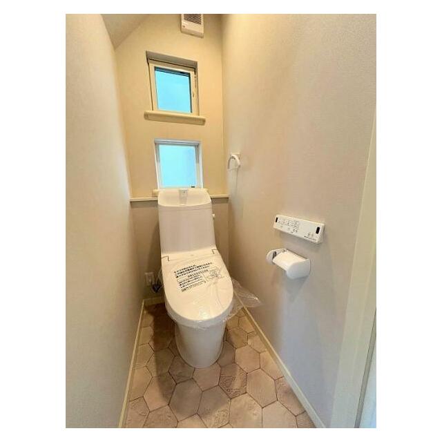 「1階トイレ」ウォシュレット付きトイレは新規交換済み。クロス・クッションフロアも貼り替えました。