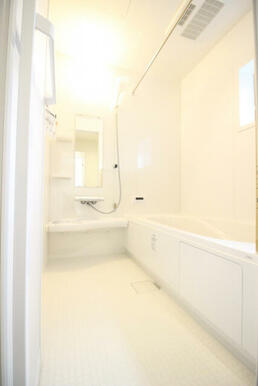 5号棟 浴室 白を基調とした明るい浴室！寒い日のお風呂や雨の日のお洗濯に便利な浴室乾燥機付！