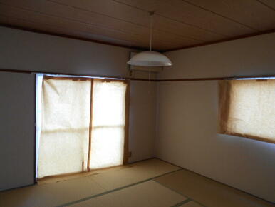 畳の日焼け防止の為、養生カーテンをしています。入居の際は取外します。