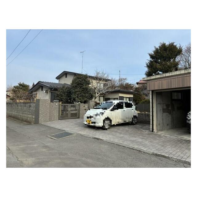 駐車スペースは、車庫が1代、青空が2台です。