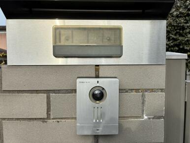 テレビモニターホンあると、来客時に室内で対応可能。玄関を開けなくていいので防犯になります。