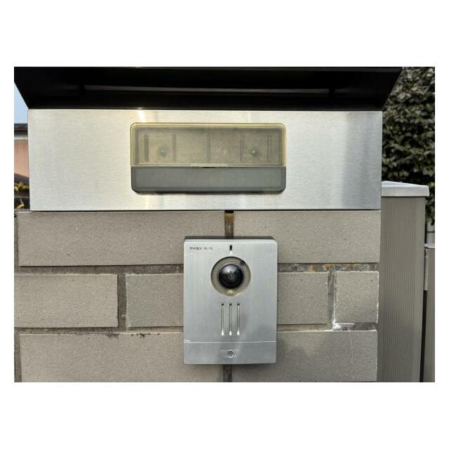 テレビモニターホンあると、来客時に室内で対応可能。玄関を開けなくていいので防犯になります。