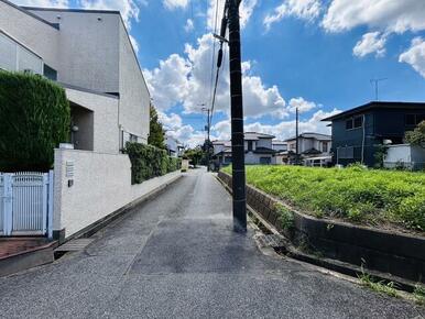 前面道路は車の通りが少なく、静かです。