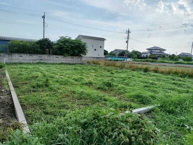 敷地北東より撮影。草刈り後ですのでご見学ＯＫです。