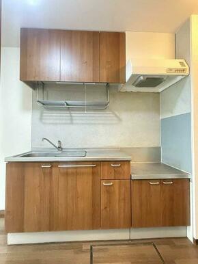 上下に収納が豊富なキッチンは、床下収納つき♪