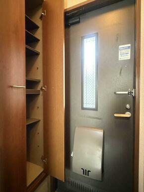 収納するものに合わせて高さを調整することができる可動棚を備えたシューズボックス♪