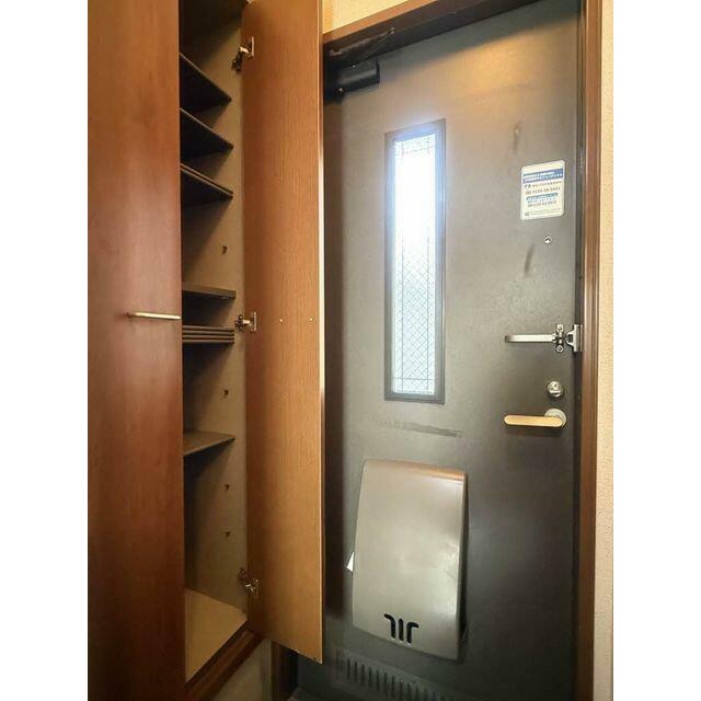 収納するものに合わせて高さを調整することができる可動棚を備えたシューズボックス♪