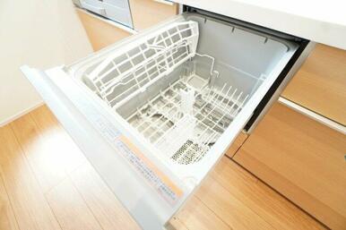 キッチンにはビルトイン食器洗浄乾燥機がついています。※類似物件の参考画像です。