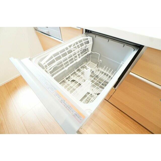 キッチンにはビルトイン食器洗浄乾燥機がついています。※類似物件の参考画像です。