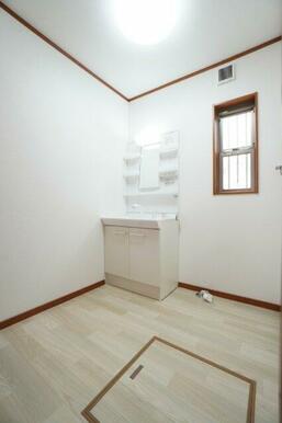 洗面台新品に交換済み！クロスとクッションフロアの張替えを行いました。