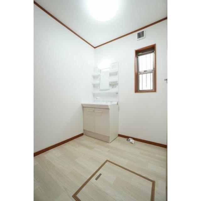 洗面台新品に交換済み！クロスとクッションフロアの張替えを行いました。