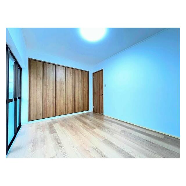 「2階南側洋室」壁一面のクローゼットあり　バルコニーへ出れます。