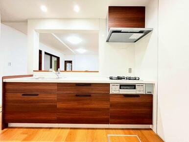 「キッチン」カウンターキッチンになっており、リビングを見渡すことができます。