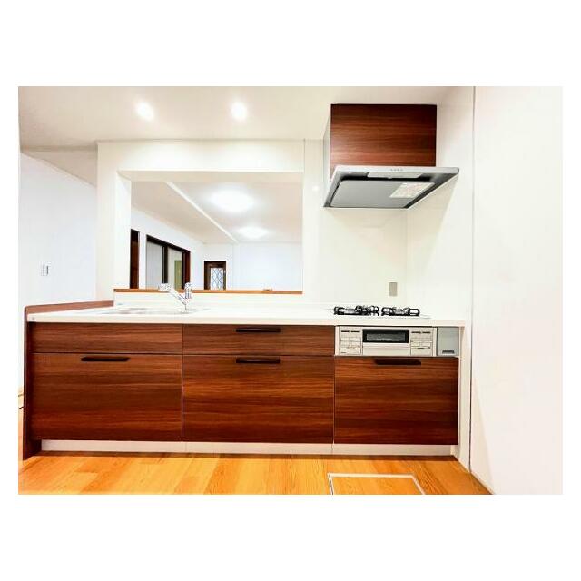 「キッチン」カウンターキッチンになっており、リビングを見渡すことができます。