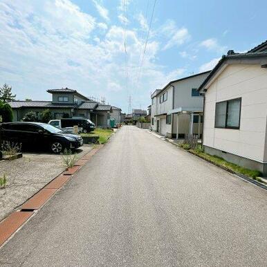 前面道路は6メートルあるので駐車の時も困りませんね