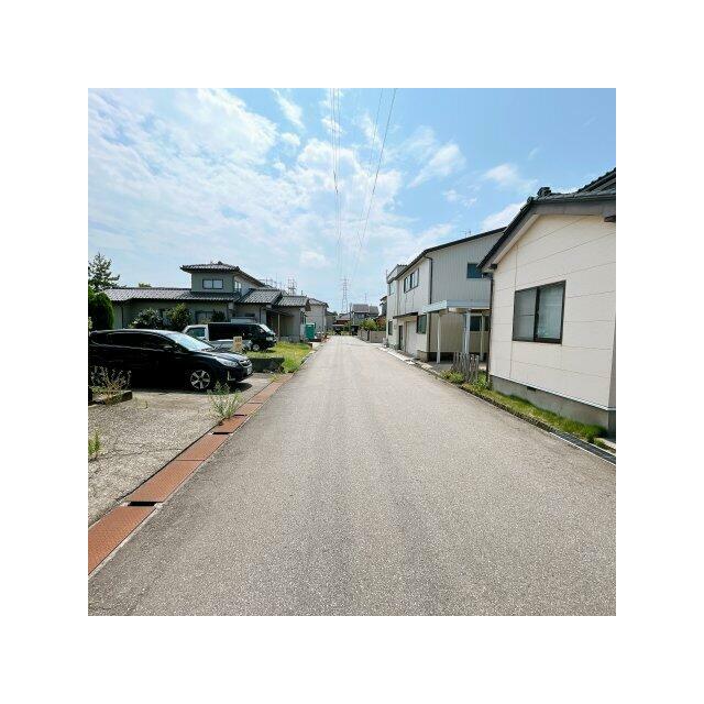 前面道路は6メートルあるので駐車の時も困りませんね