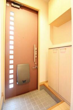 【玄関】開け閉め便利なプッシュプルドアを採用