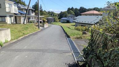 前面道路（西側より撮影）