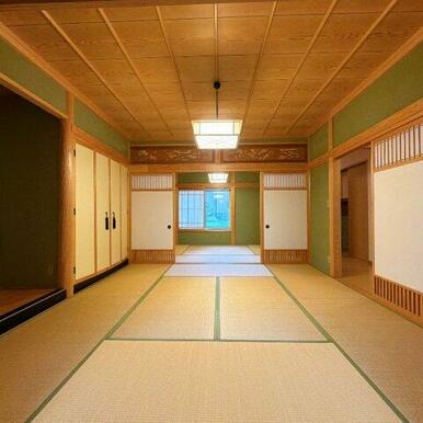 襖で仕切ることで個室としても、大空間としても利用できる使い勝手の良い2間続きの和室です