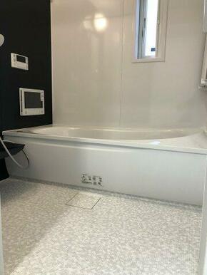 １坪タイプの暖房乾燥機付きシステムバス。半身浴ができる節水タイプの保温浴槽。