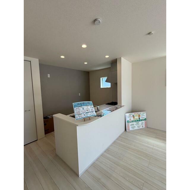 アクセントをつけたクロスでスタイリッシュな空間（1号棟）