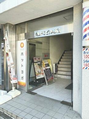 人通りの多い立地です