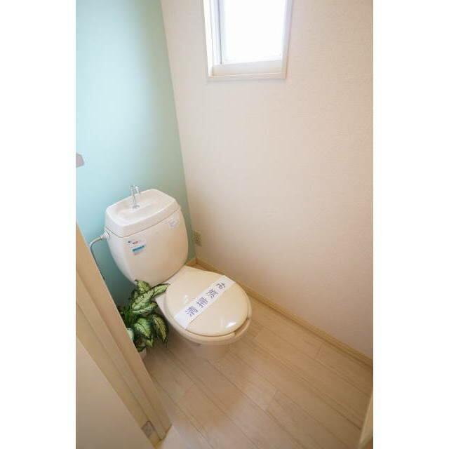 窓付きの明るいトイレです