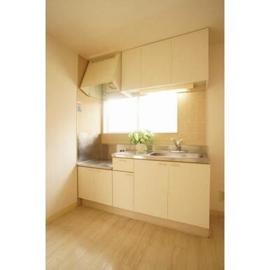 窓のある明るいキッチン