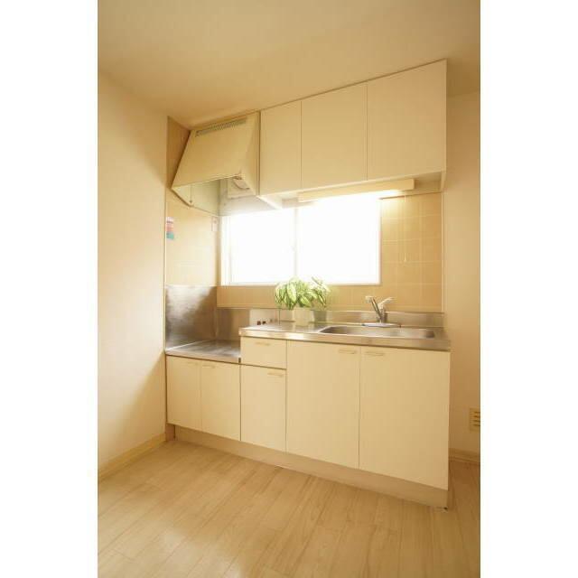 窓のある明るいキッチン