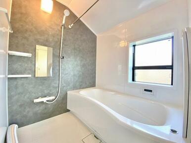 ゆったりとくつろげる1.0坪のユニットバス♪浴室換気乾燥暖房機つきです。