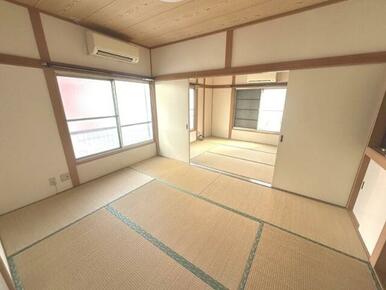 大きな窓から明るい陽光が射し込みます