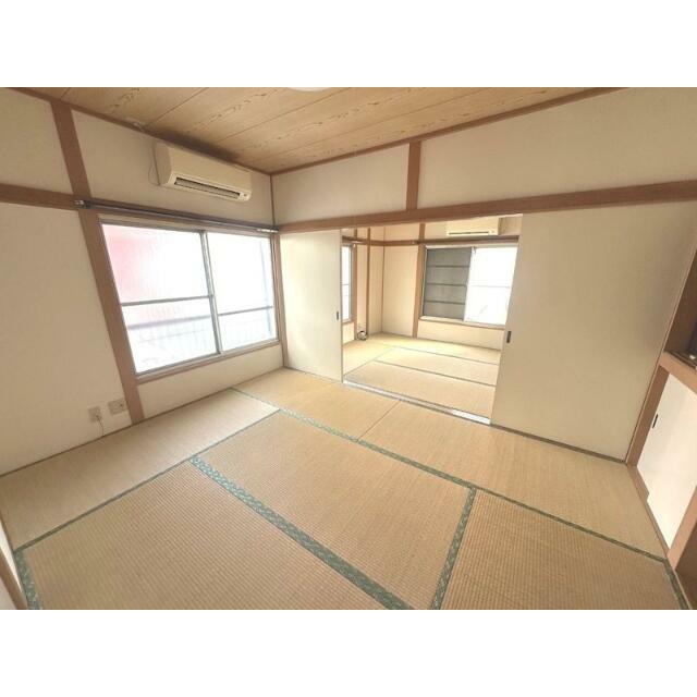 大きな窓から明るい陽光が射し込みます